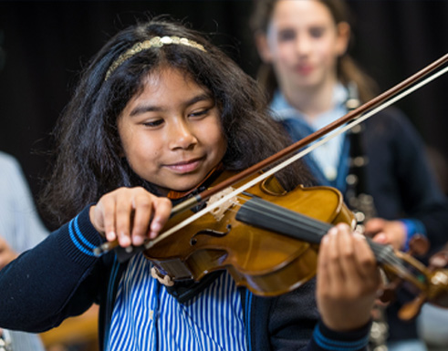 girl playing violin