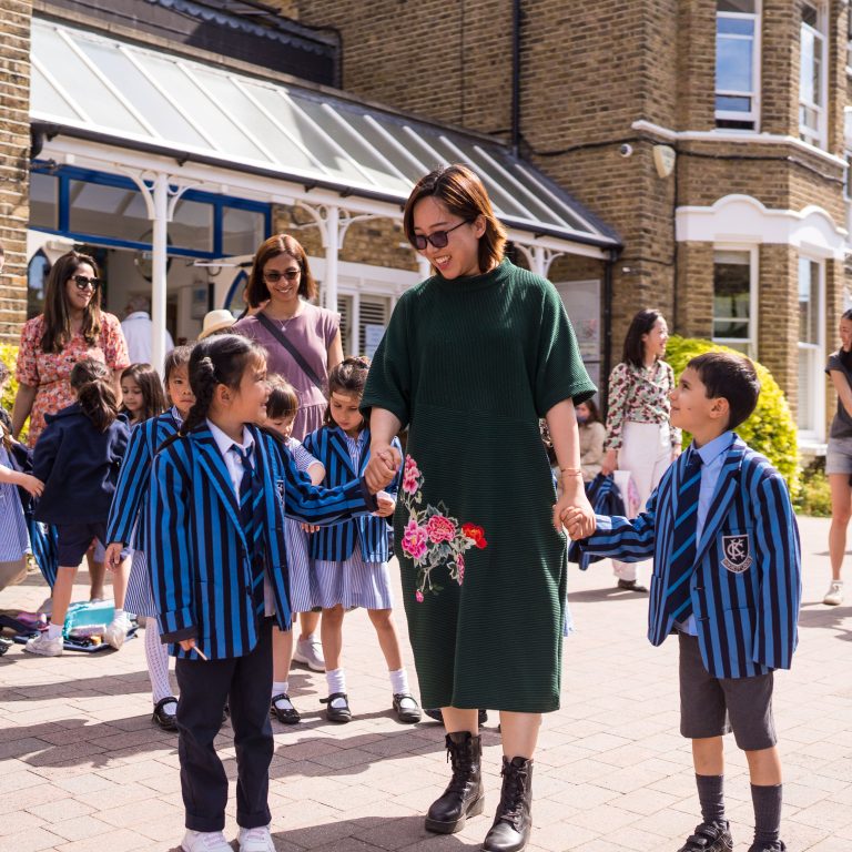 students with their mum