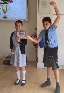 2 students with an award in their hands